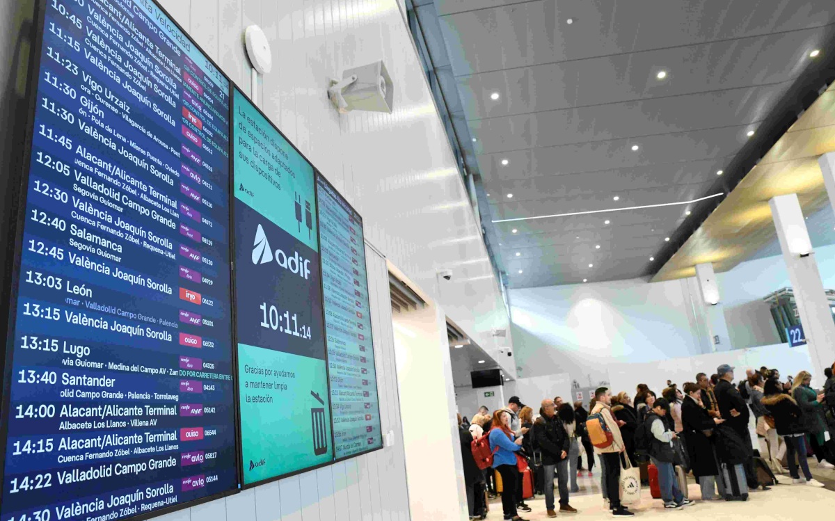 New digital signage for Madrid train station (Image: Adif AV)
