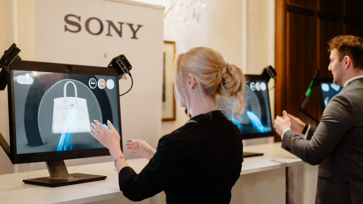 Spatial Reality: Sony Adopts Ameria’s Touchfree Technology - The Sony Spatial Reality Display in combination with Ameria's touchfree control system (Image: Ameria AG) The Sony Spatial Reality Display in combination with Ameria's touchfree control system (Image: Ameria AG)