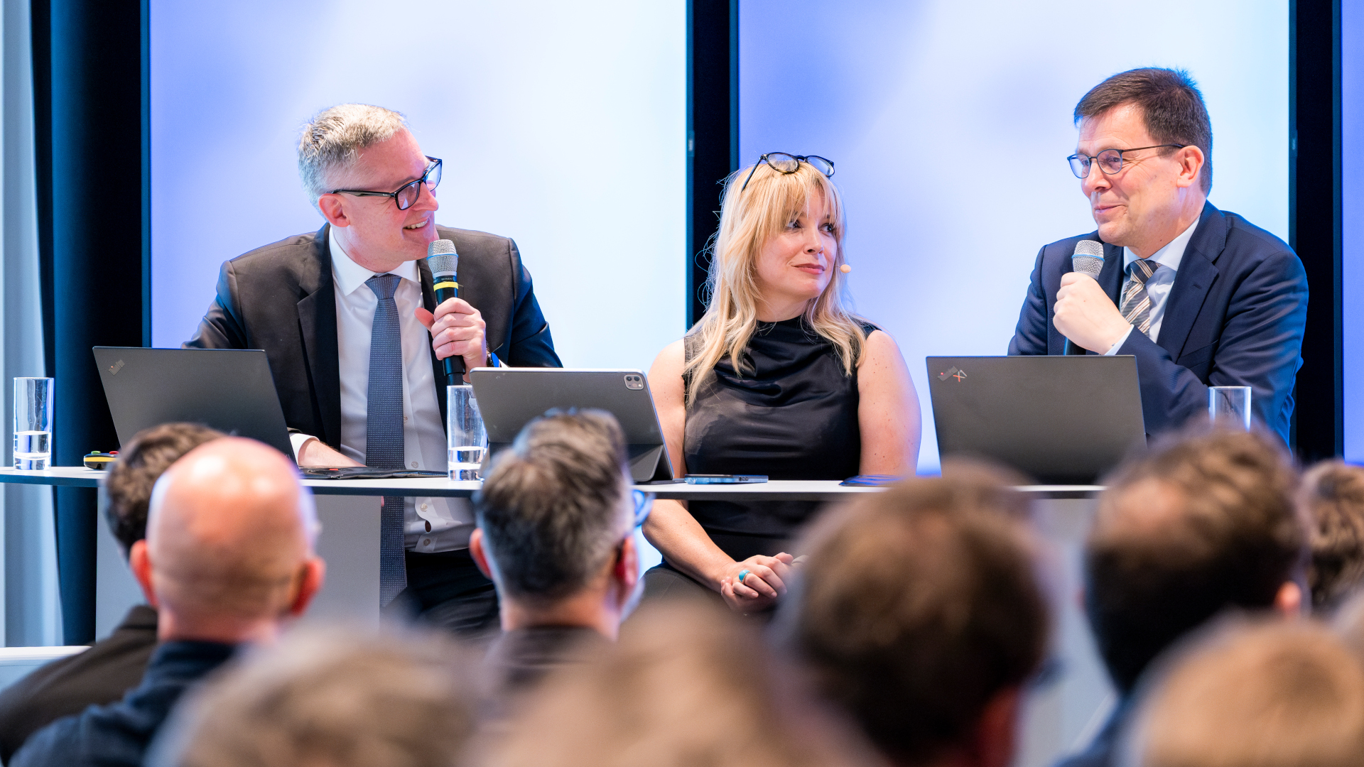 invidis experts Florian Rotberg (left) and Stefan Schieker (right) led through the Tech Forum with Sian Rees (center). (Image: invidis)
