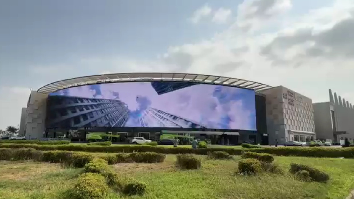 New LED façade at Stars Avenue Mall in Jeddah (Image: PIXCOM, screenshot).