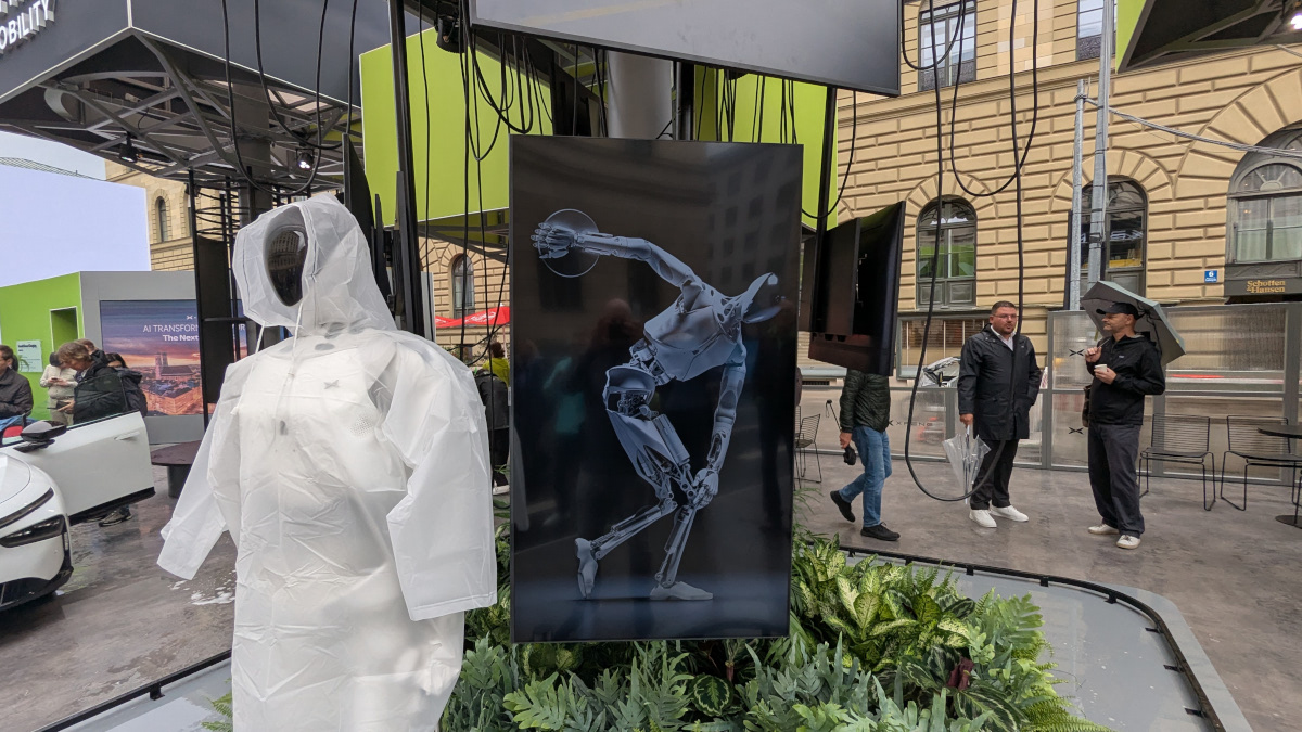 Don’t Get Tangled – The Cable Conundrum in Digital Signage - Cable Tree at IAA Mobility in Munich (Image: invidis) Cable Tree at IAA Mobility in Munich (Image: invidis)