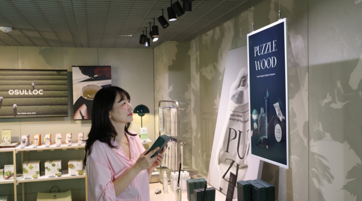 Stylish Signage: Retail Designers Discover E-Paper - E-Paper at Amorepacific in Seoul (Image: Samsung) E-Paper at Amorepacific in Seoul (Image: Samsung)