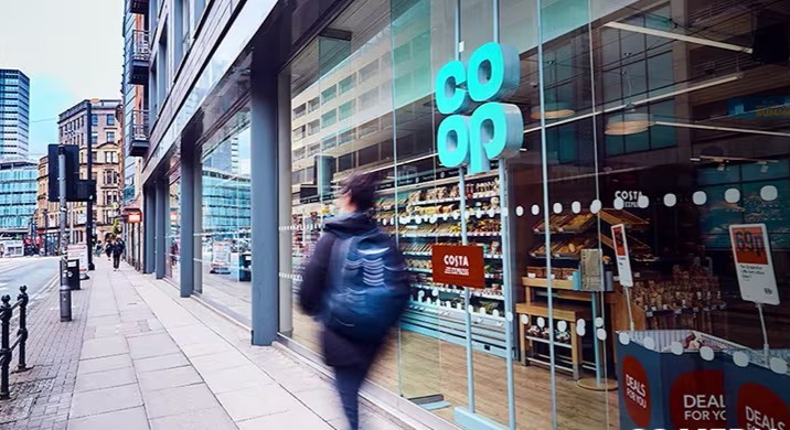 Retail Media: Co-op Expands In-Store Network to over 15,800 Screens - Co-op is currently rolling out a large national shop window DooH network. (Image: Co-op Media) Co-op is currently rolling out a large national shop window DooH network. (Image: Co-op Media)