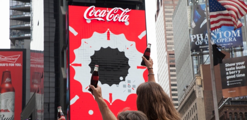 Projects: Coca Cola Switches On World First Robotic 3D LED Board In Times Square