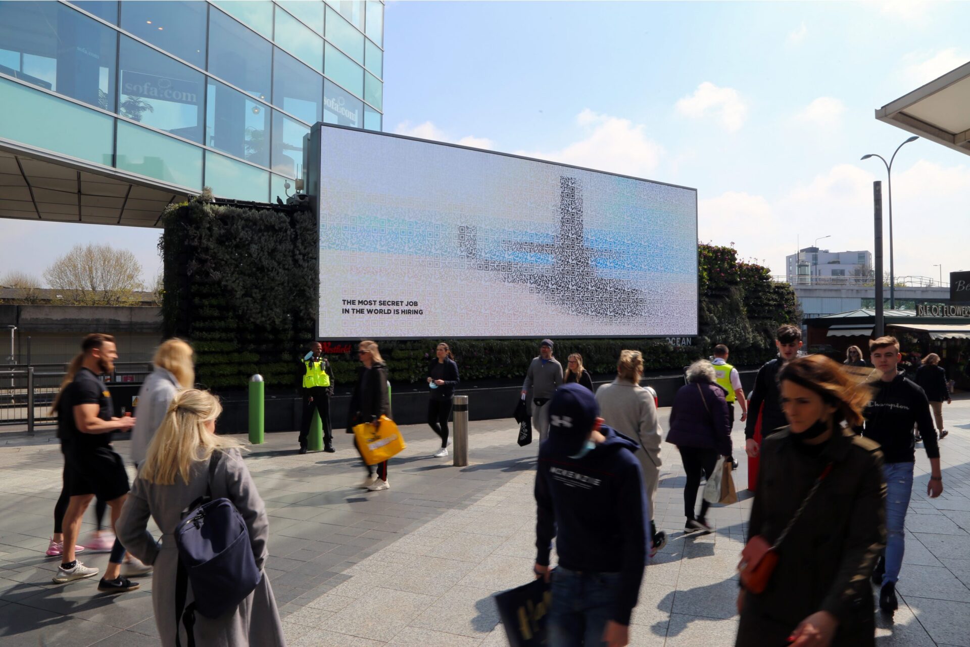 Submarine Takes Slow Dive Based On Viewers Of Those UK Digital Billboard