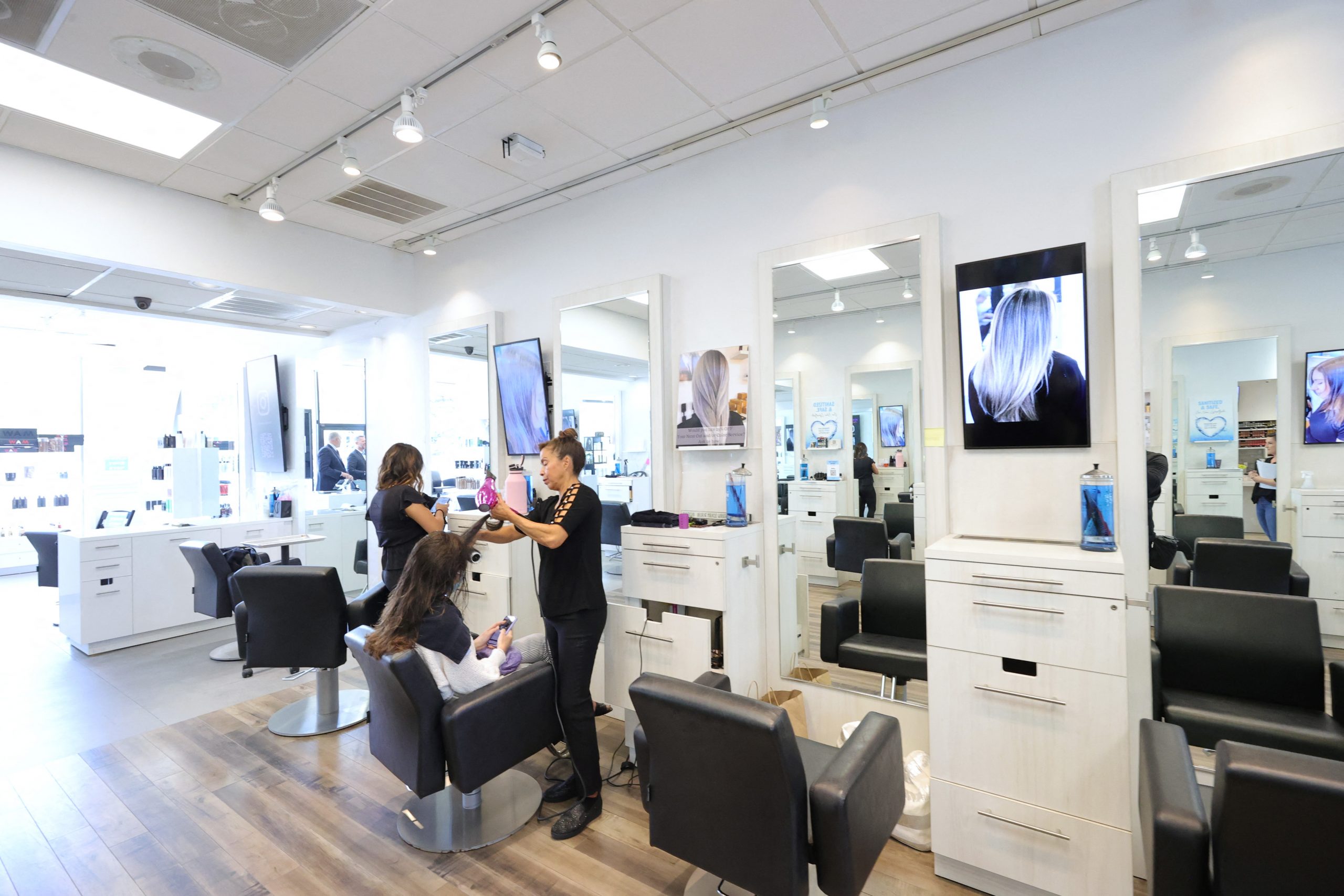 Samsung-driven Hair Salon Of The Future, With 50 Or So Screens, Opens In NJ