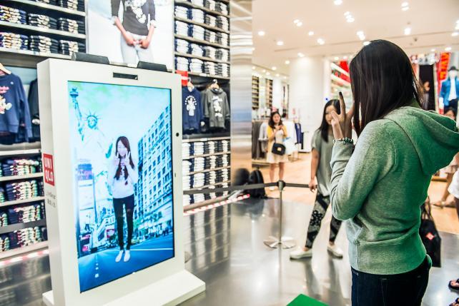Projects: Uniqlo Powers Digital Selfies Using In-Store Screens & WeChat