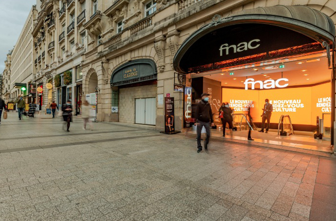 Three Paris Shops Sync’d Up With DV LED Screens In Windows, Entries