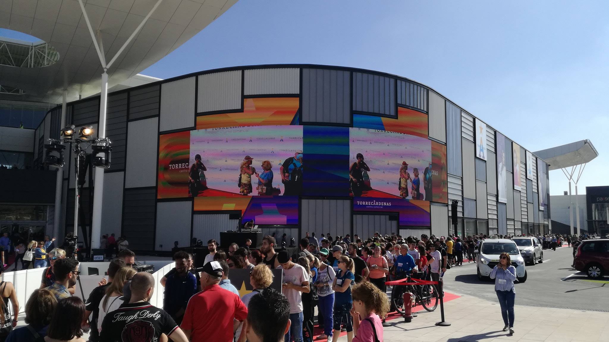 New Spanish Shopping Mall Greets, Entertains With Giant, Curved LED Facade