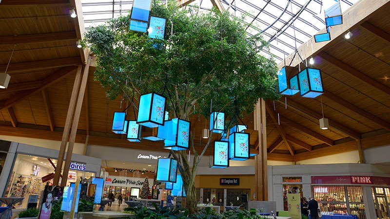 Projects: Mall’s Center Court Tree Gets LCD Display Ornaments