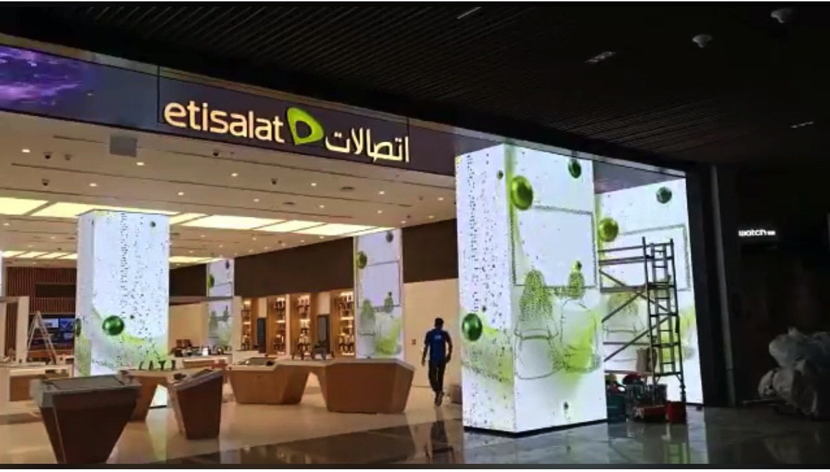 Etisalat’s Dubai Mall Store Is Floor To Ceiling LED