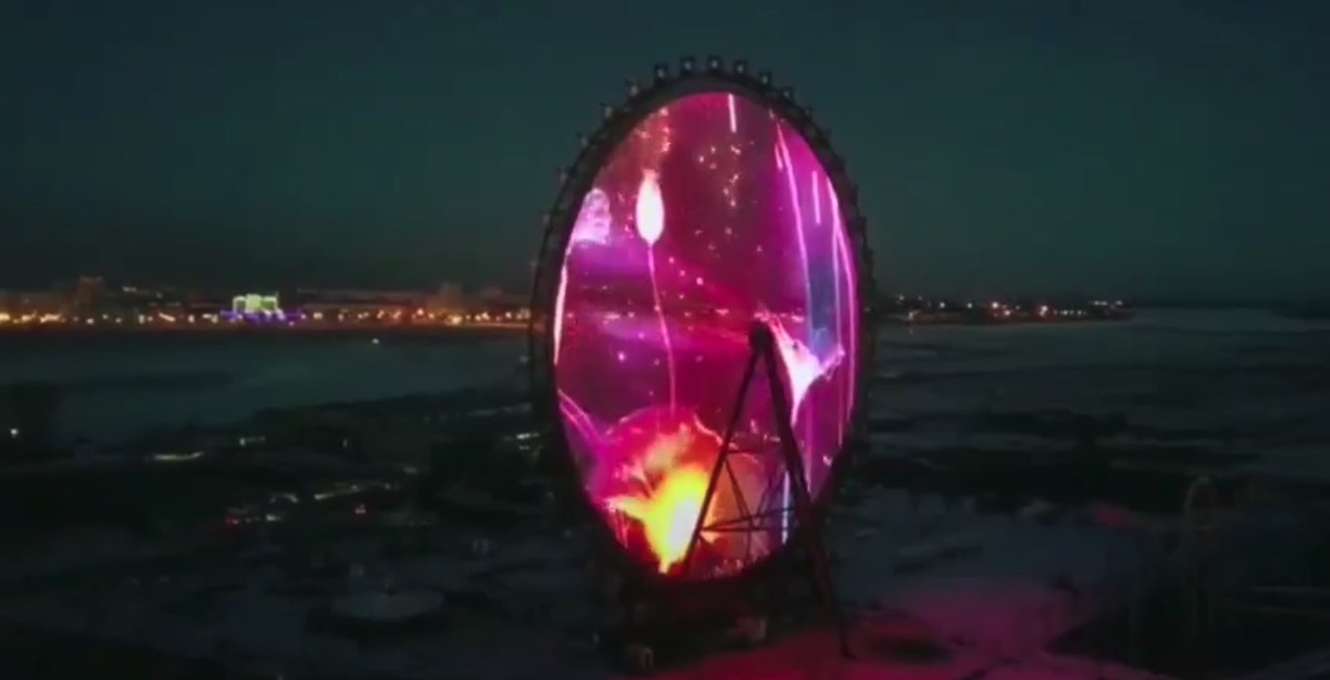 Giant Ferris Wheel Embeds Transparent LED For Grand-Scale Nighttime Visuals