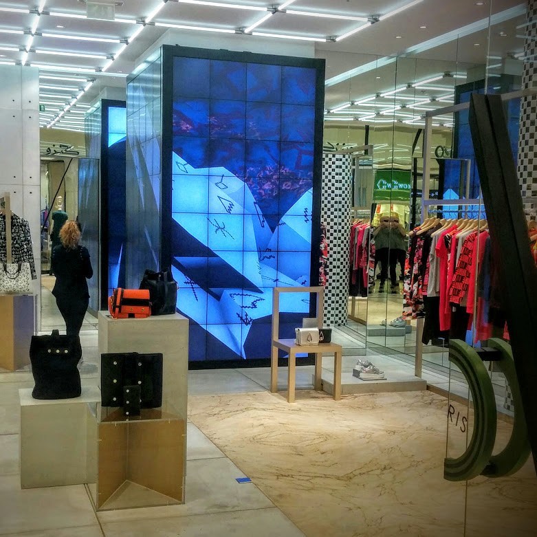Projects: Kenzo’s 4-Sided Square LCD Backdrop Wall In Dubai’s MoE Mall