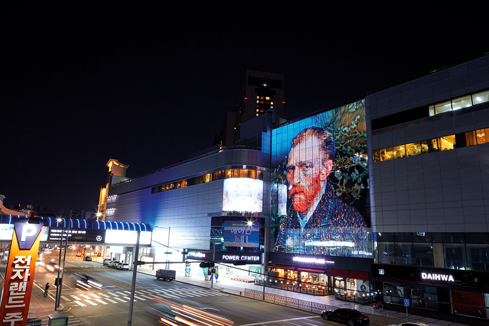 Korean Firm Embeds LED Displays In Commercial Glass Window Panels