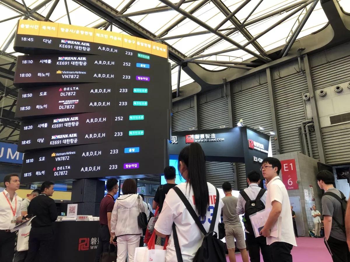 This LED Pivots And Shape-Shifts Using Industrial Robotics