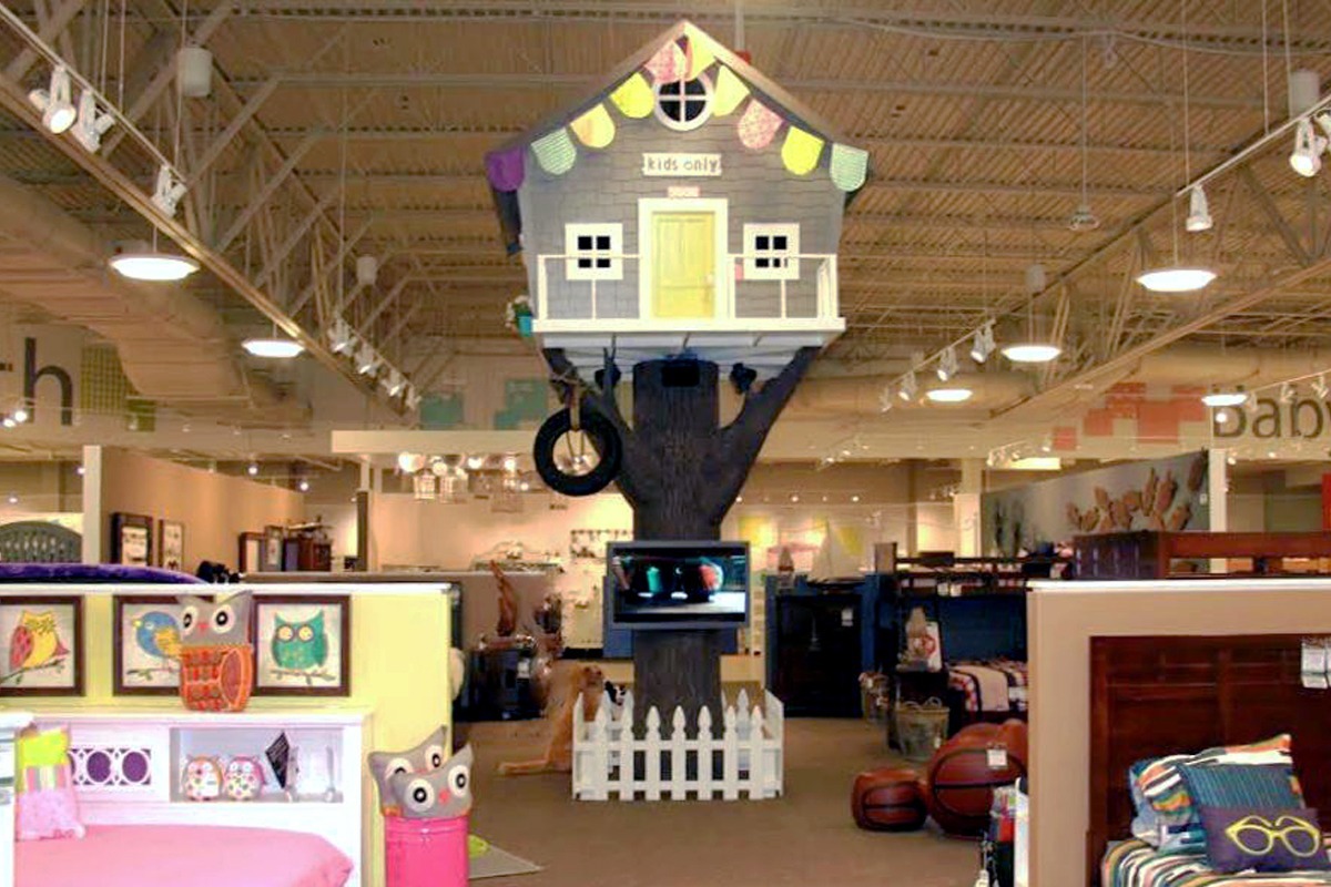 Projects: 14 Digital Experiences In Giant Nebraska Furniture Mart - 40" Samsung displays mounted to a decorative trunk of a Tree House