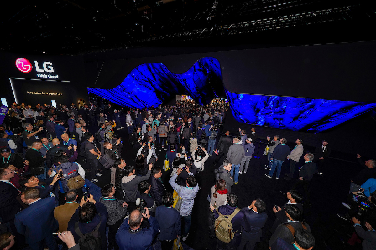 LG’s CES 2020 Booth Gateway Features 200 OLEDs In A Giant Wave
