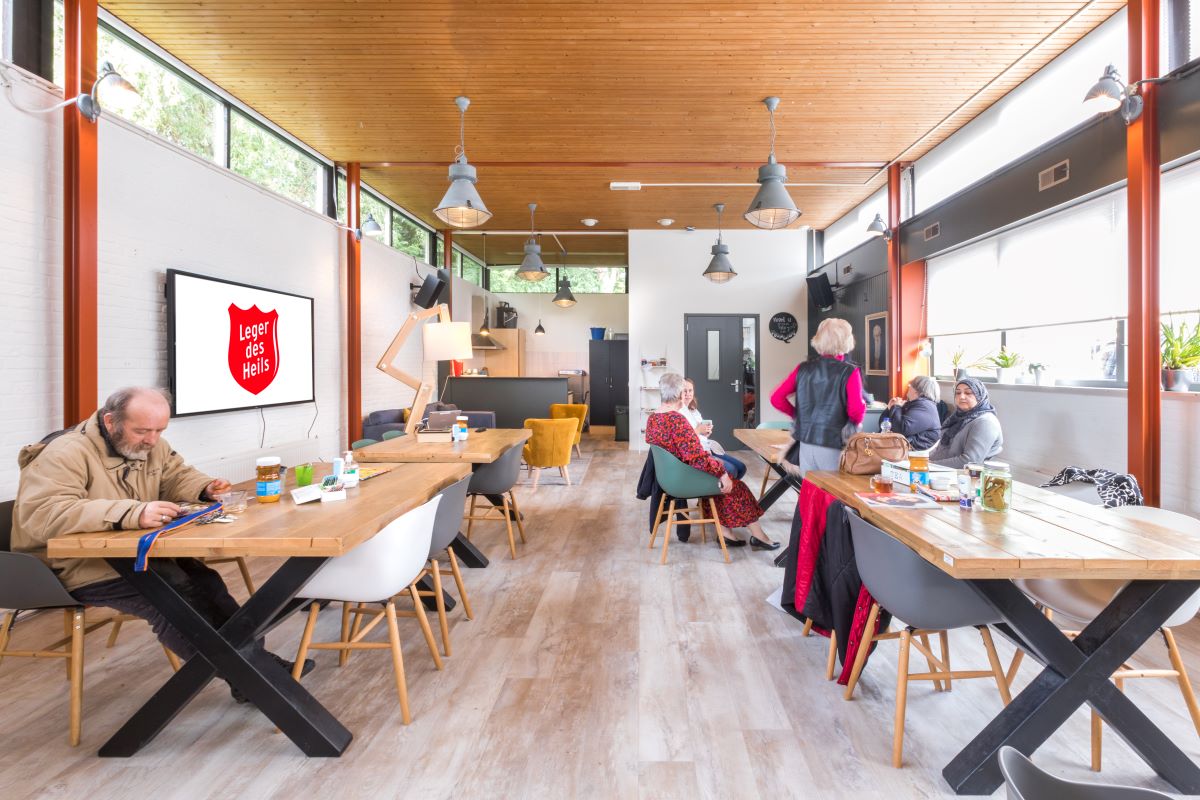 High Five: PPDS Donates Commercial Displays To Dutch Wing Of Salvation Army