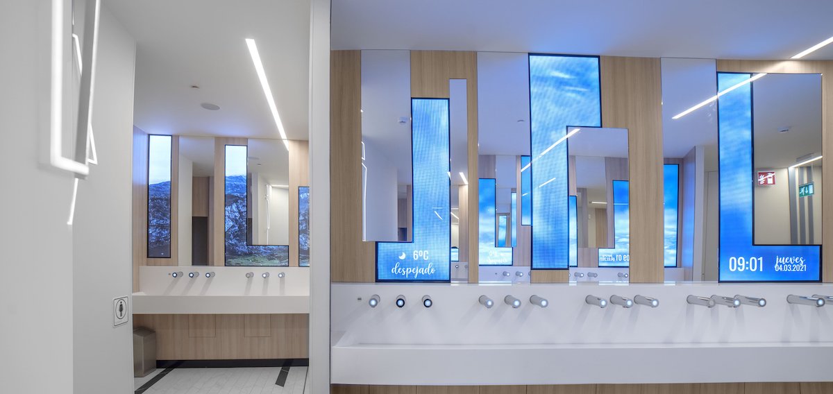 LED Mainstreamed: Spanish Shopping Mall Uses Displays In Kids’ Playzone, Toilets