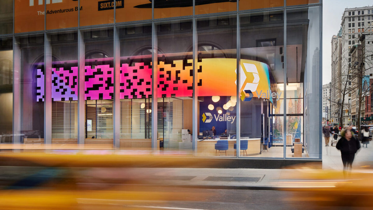 Valley Bank Uses Big, Curved Staccato LED Feature In New NYC Flagship Branch - Valley Bank.
Photographed by John Muggenborg. http://www.johnmuggenborg.com
