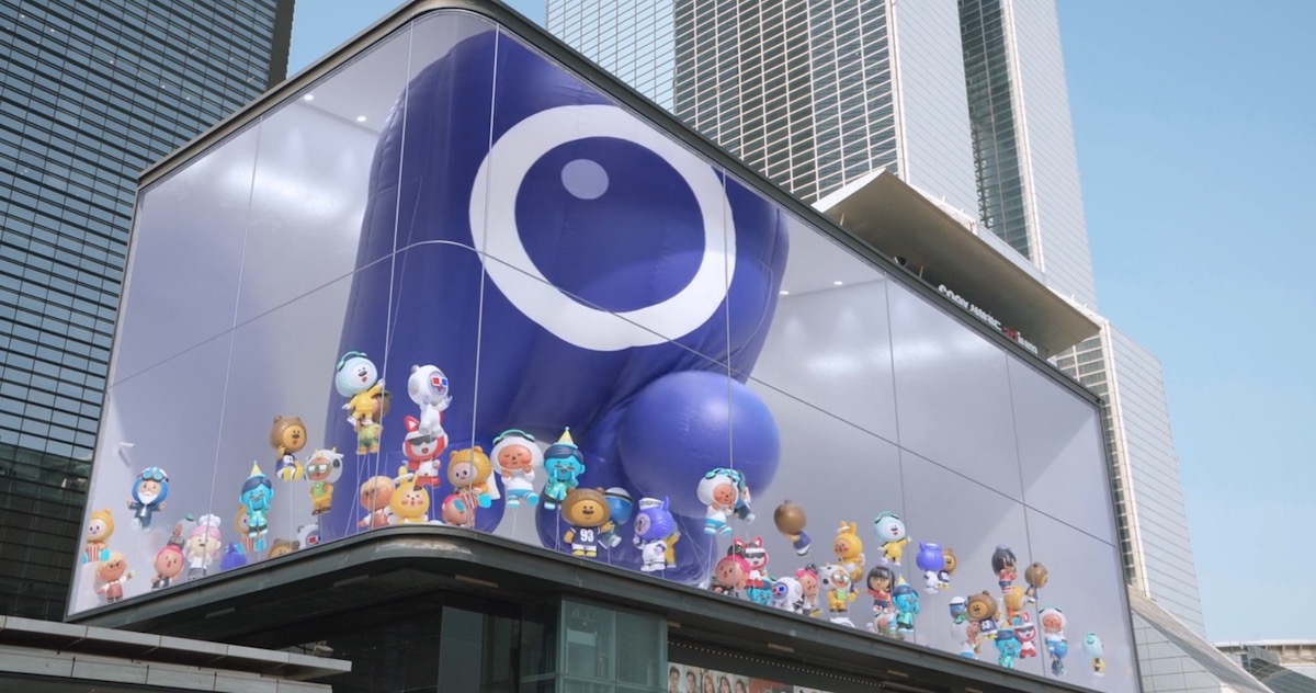 Watch: Giant Balloon Bumps Around Virtual Glass Cabinet In This Pretty Amazing DOOH Billboard Spot