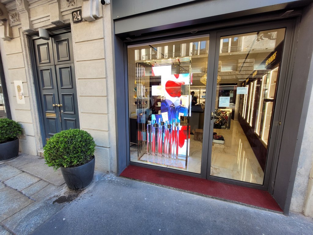 Irregular Stacked LED Totem In Window Attracts Attention For Perfume Brand’s Store