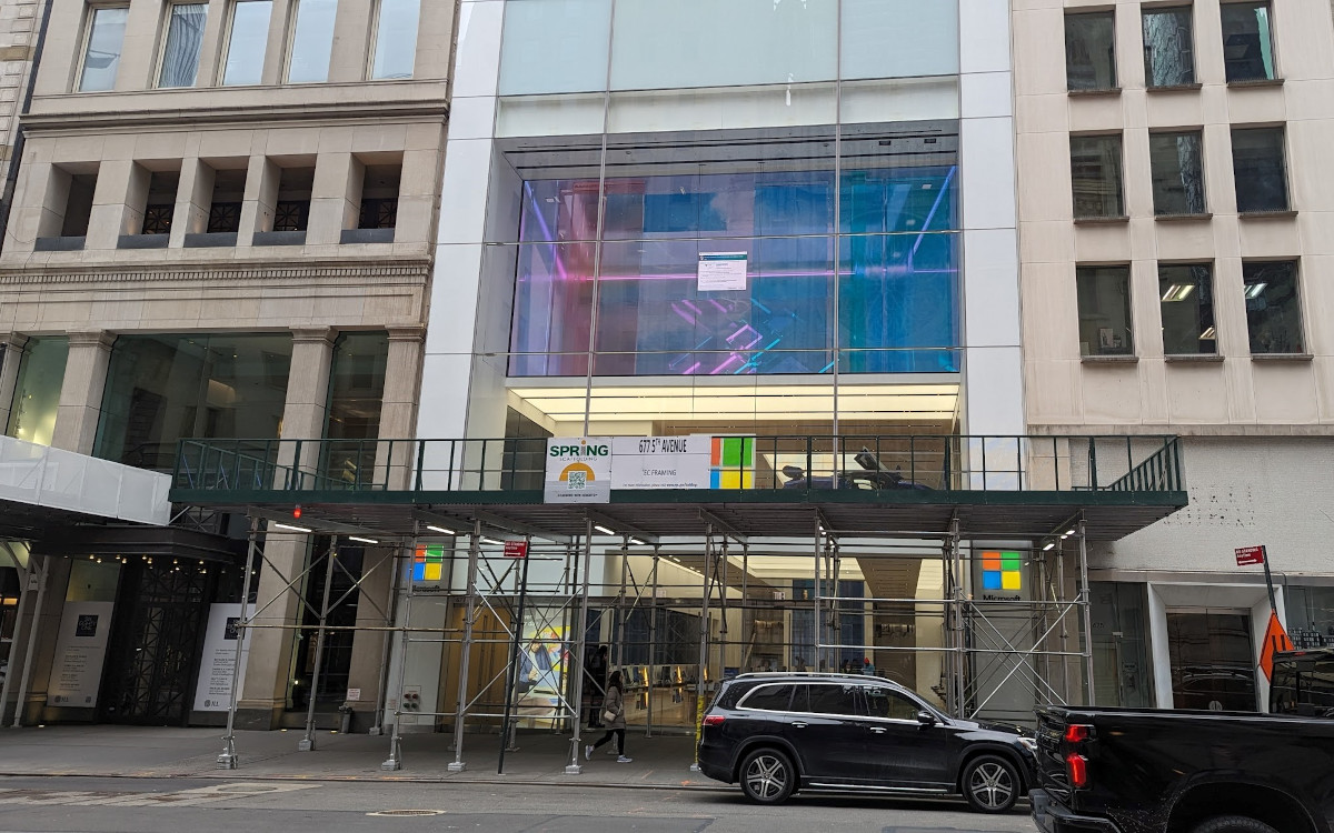 Oh The Irony: A Windows Pop-Up Error Message On The Big Screen Of A Microsoft Store