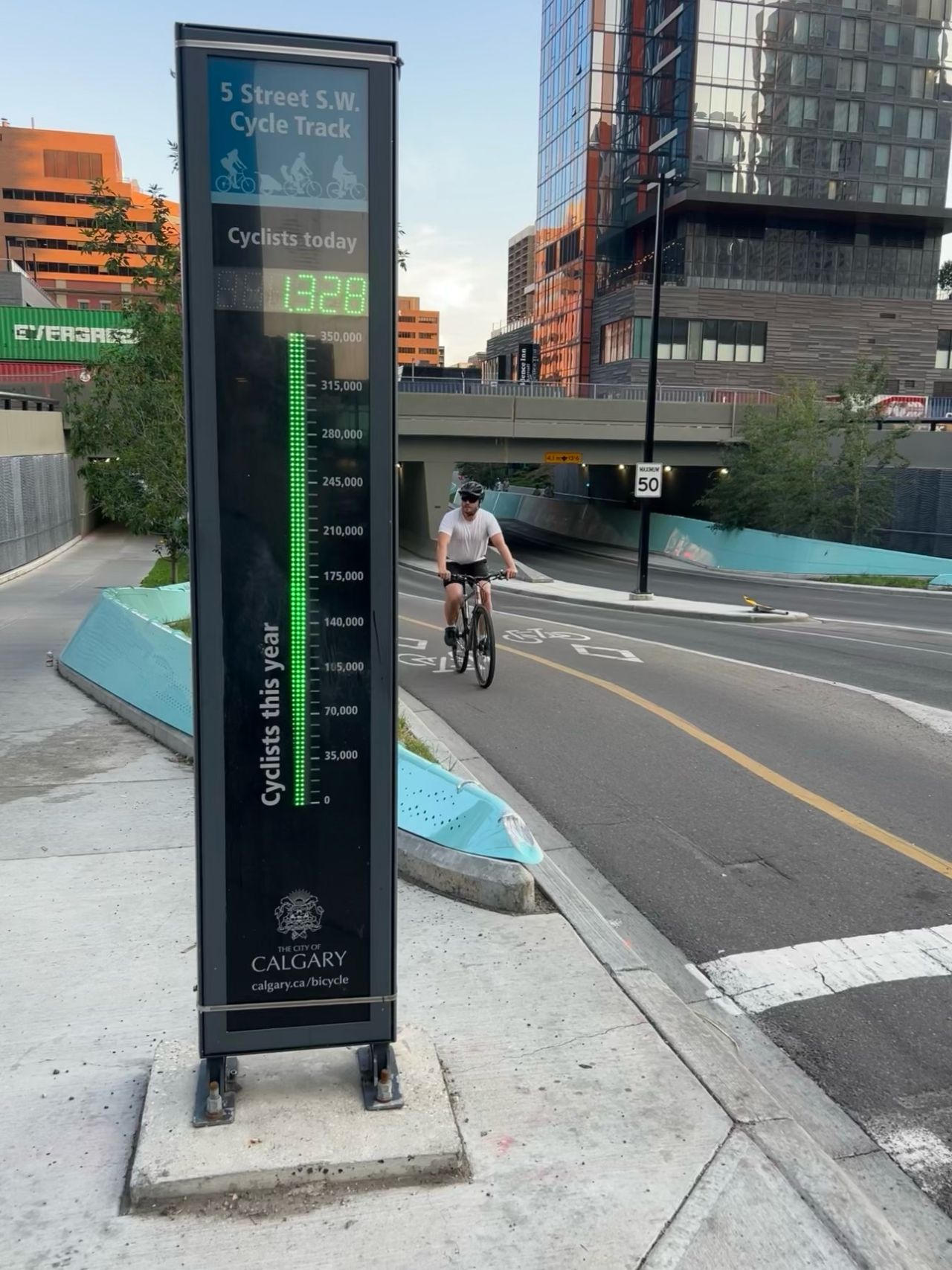Calgary Uses Electronic Signs To Validate Its Bike Lane Network