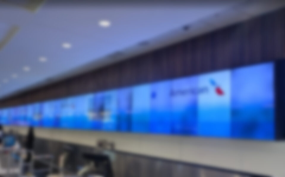 Check-in video wall at MCO airport (Image: invidis)