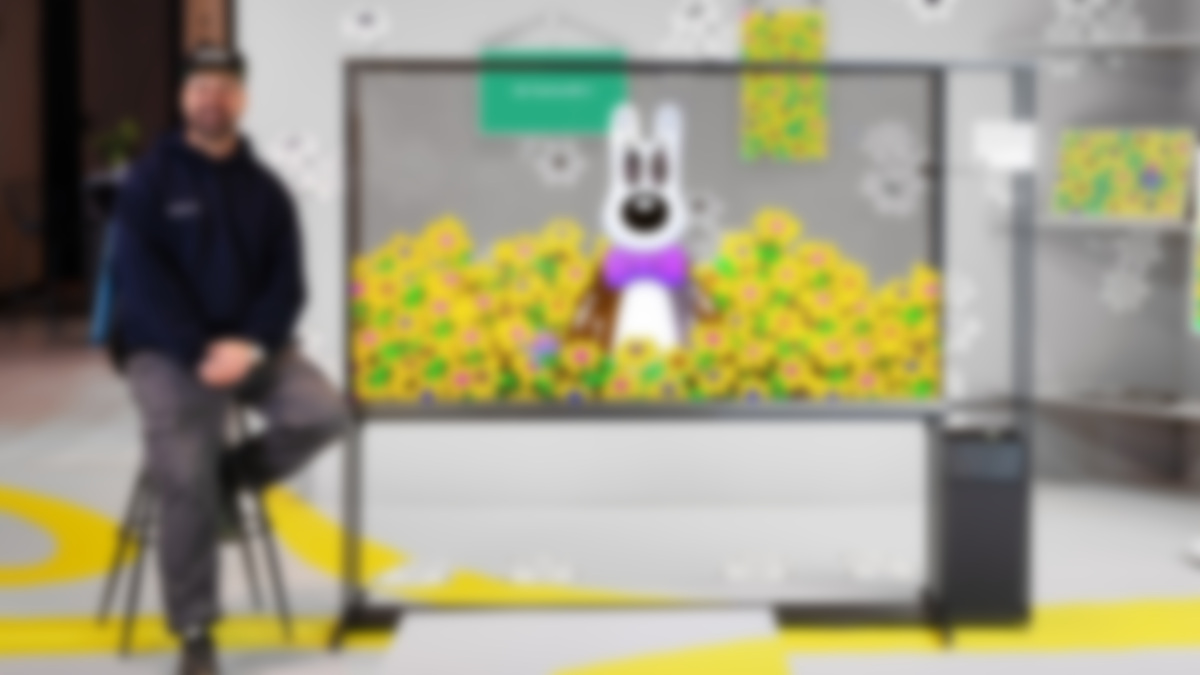 Designer Steven Harrington and the LG Signature OLED T 77 (Photo: LG)