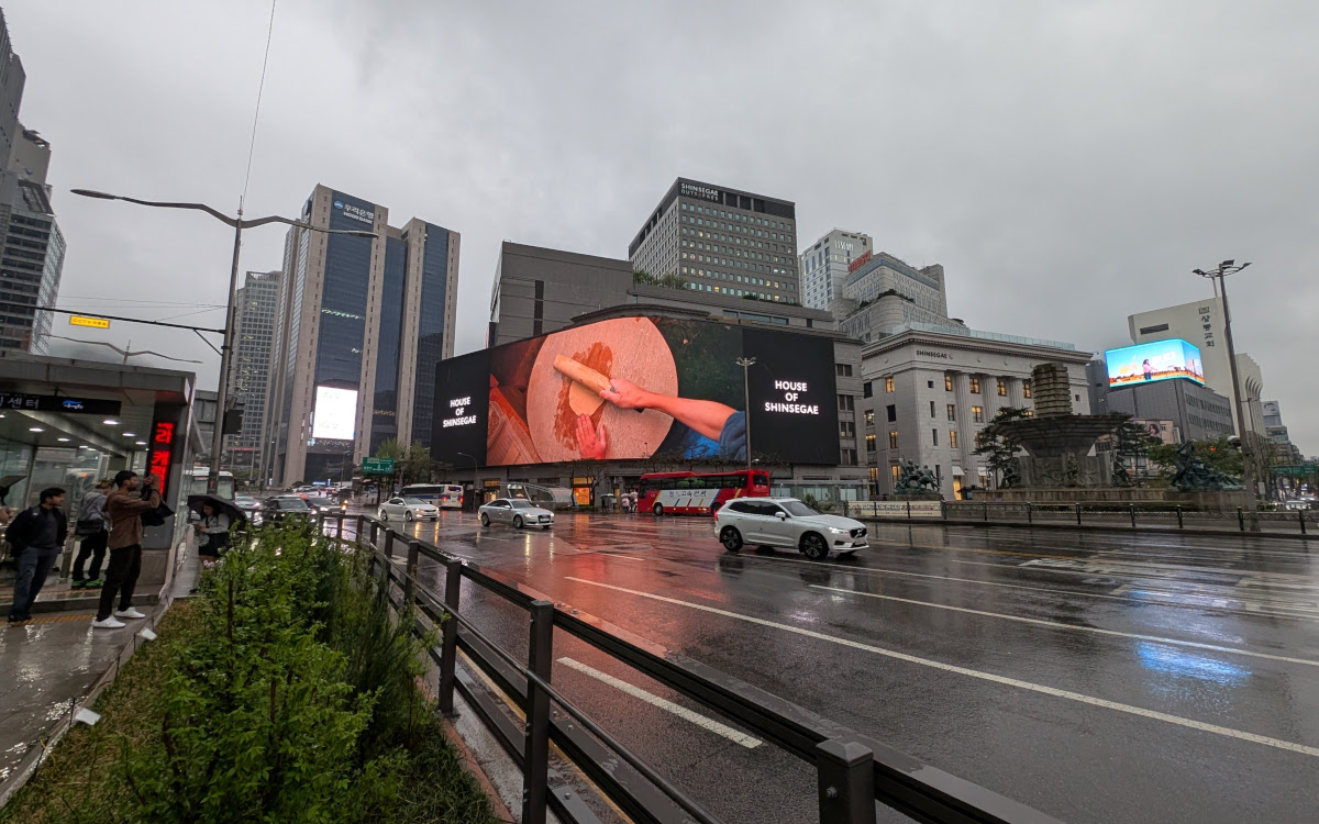 Samsung LED at Shinsegae Department Store (Image: invidis)
