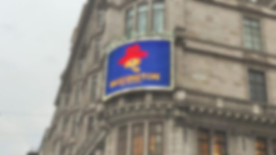 A new 9.68-square-meter (104-square-foot) curved MT Series LED display now anchors the Savoy Theatre’s high-street frontage